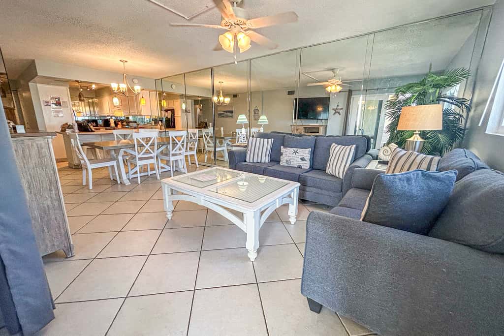 Beachfront Condo, gorgeous views, shared pool, hot tub, and beach access