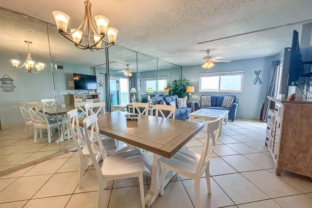 Beachfront Condo, gorgeous views, shared pool, hot tub, and beach access