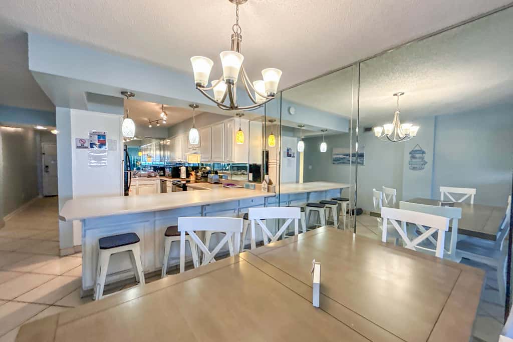 Beachfront Condo, gorgeous views, shared pool, hot tub, and beach access