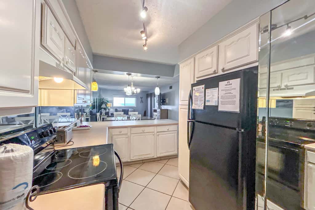 Beachfront Condo, gorgeous views, shared pool, hot tub, and beach access
