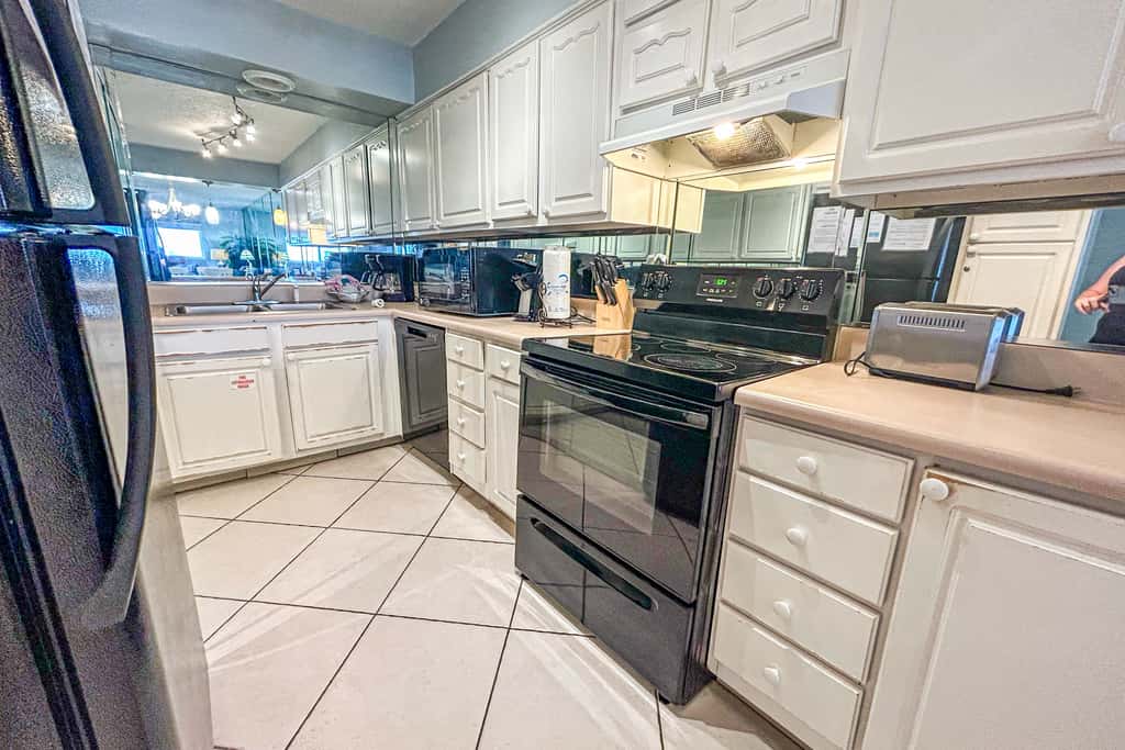 Beachfront Condo, gorgeous views, shared pool, hot tub, and beach access