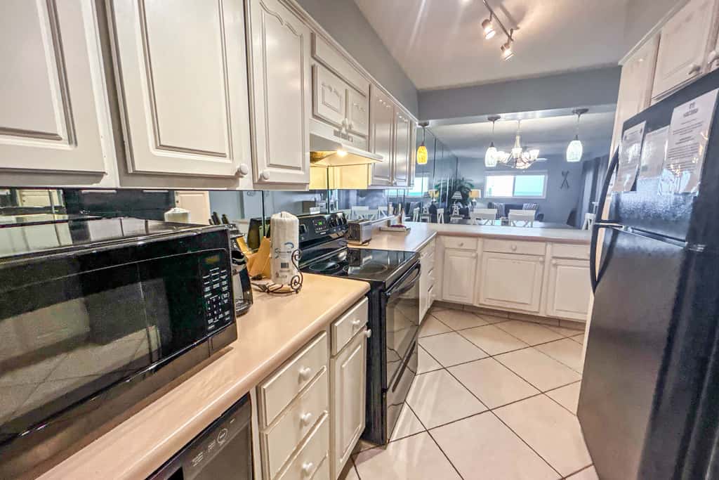 Beachfront Condo, gorgeous views, shared pool, hot tub, and beach access