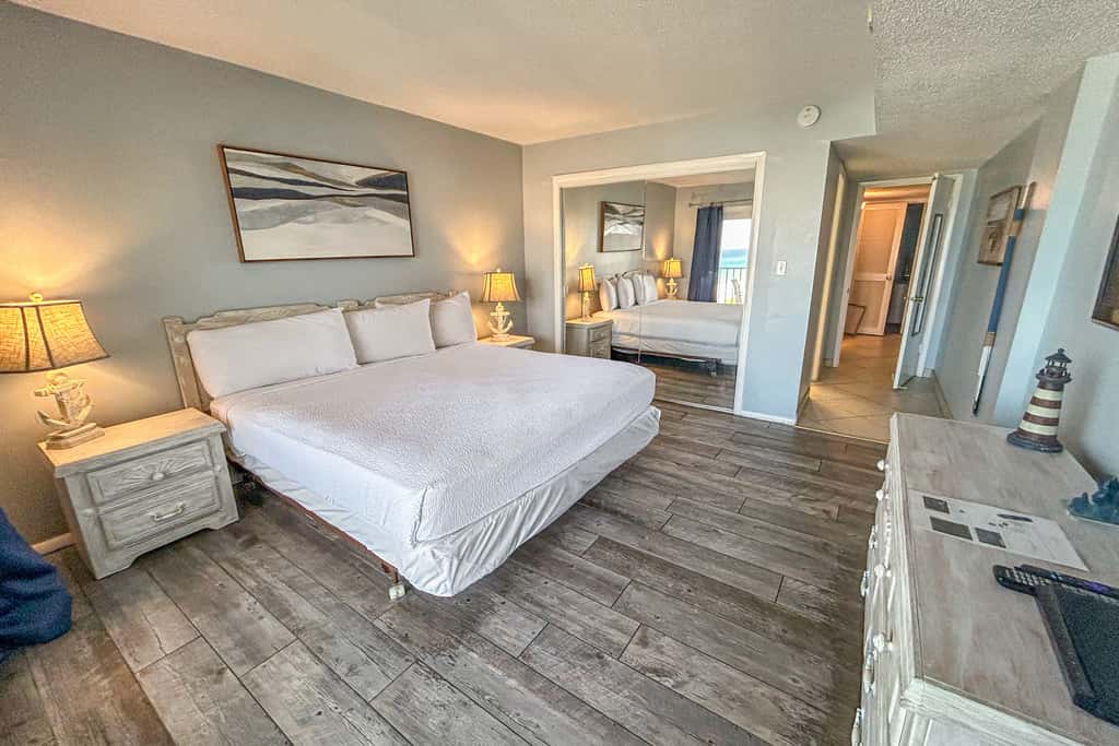 Beachfront Condo, gorgeous views, shared pool, hot tub, and beach access