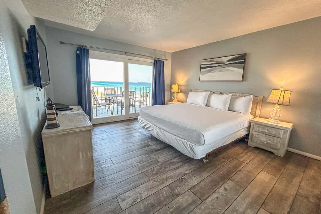Beachfront Condo, gorgeous views, shared pool, hot tub, and beach access