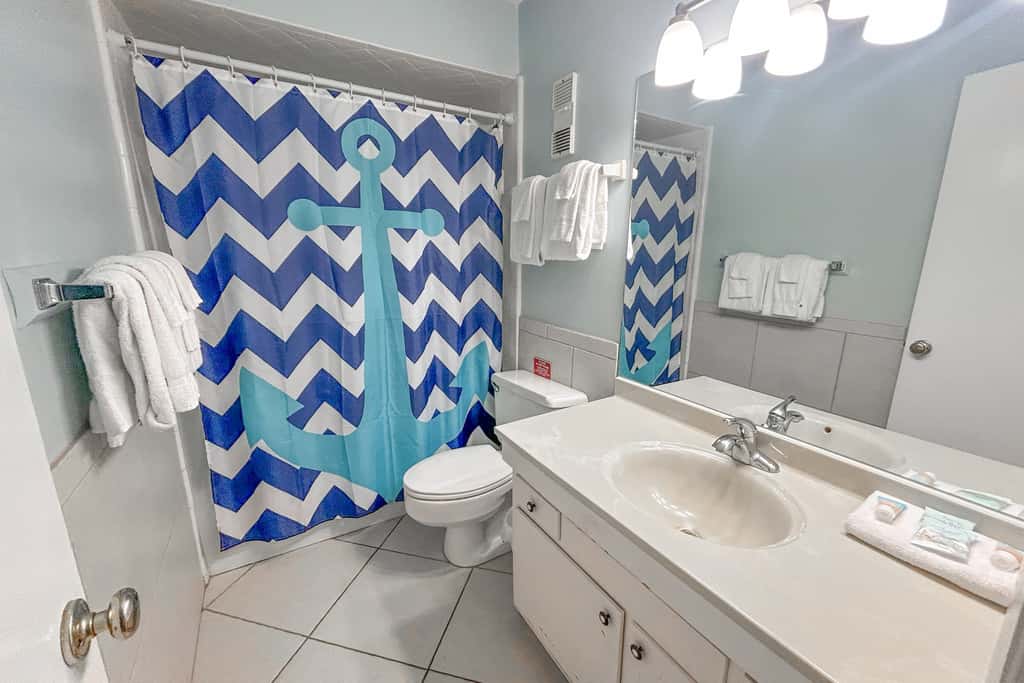 Beachfront Condo, gorgeous views, shared pool, hot tub, and beach access