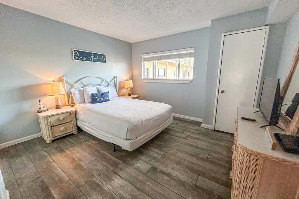Beachfront Condo, gorgeous views, shared pool, hot tub, and beach access