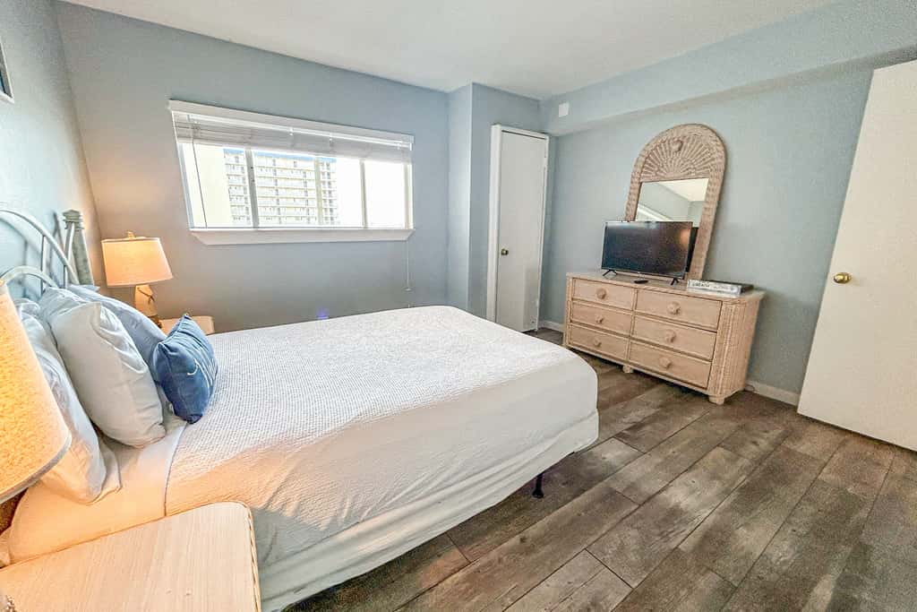 Beachfront Condo, gorgeous views, shared pool, hot tub, and beach access