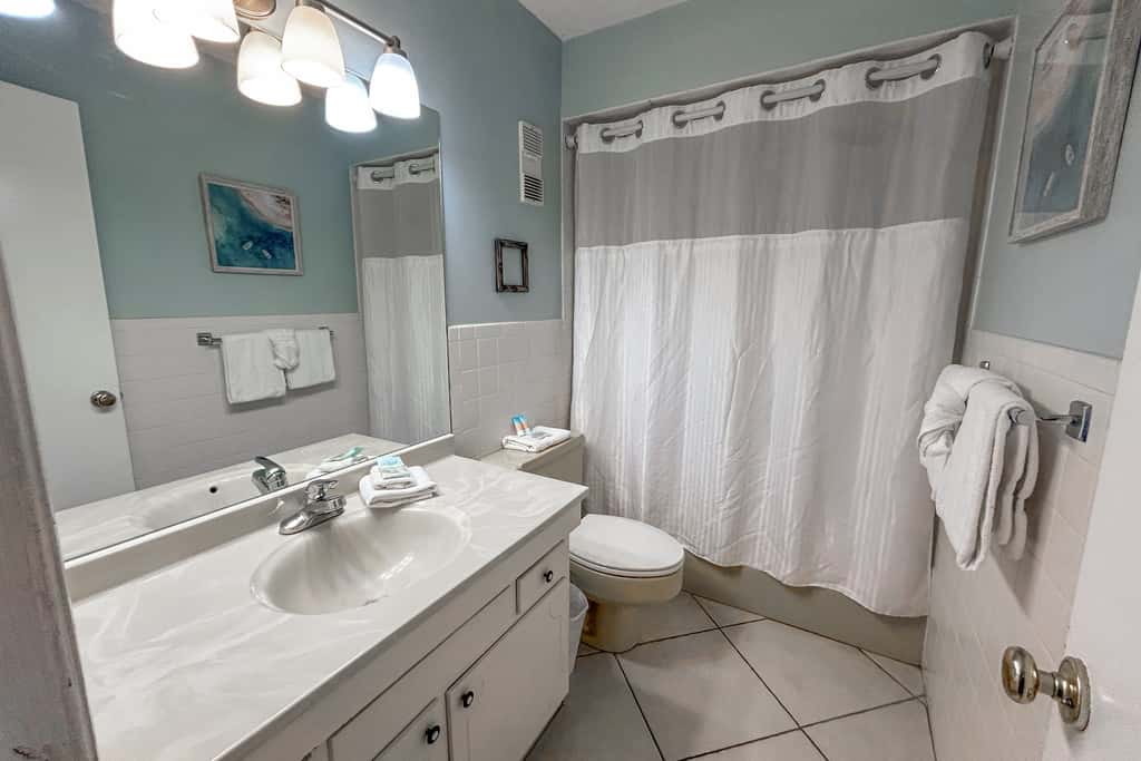 Beachfront Condo, gorgeous views, shared pool, hot tub, and beach access