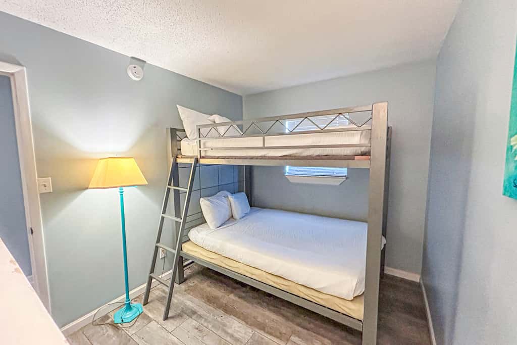 Beachfront Condo, gorgeous views, shared pool, hot tub, and beach access