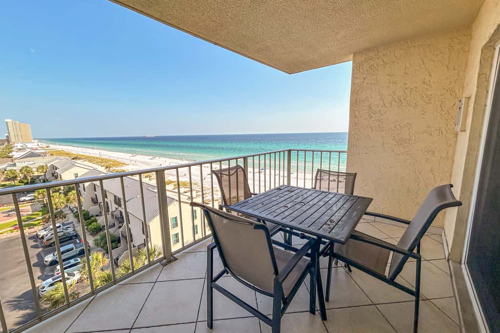 Beachfront Condo, gorgeous views, shared pool, hot tub, and beach access