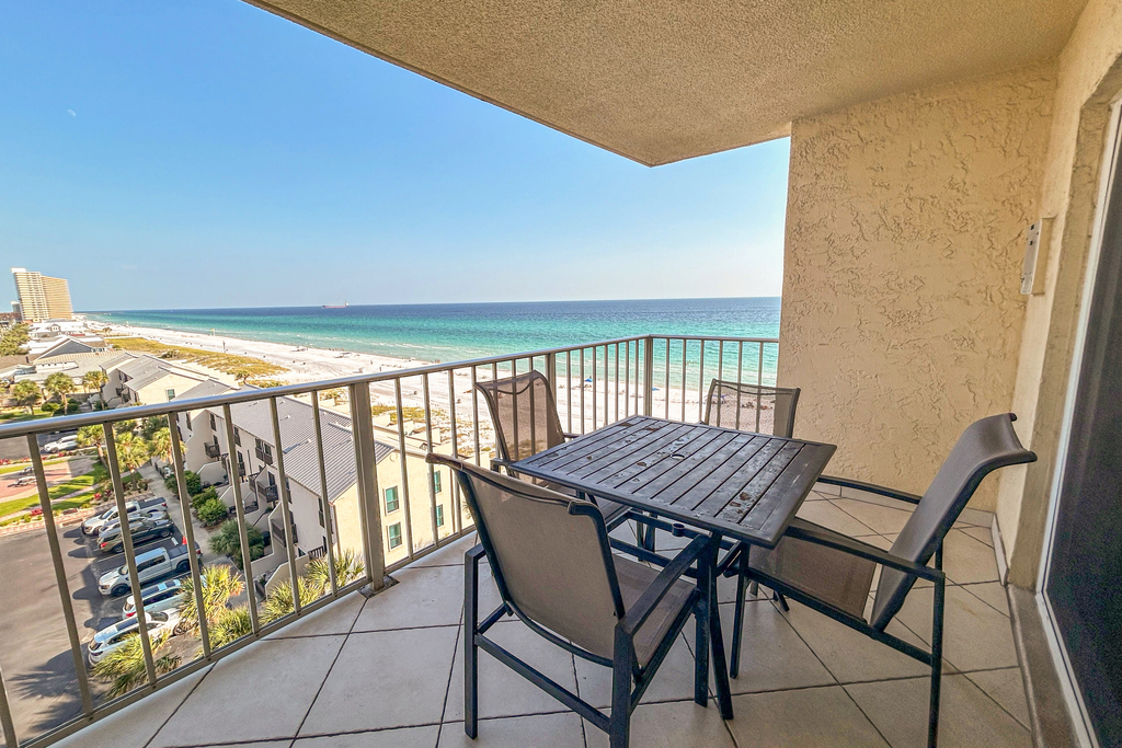 Beachfront Condo, gorgeous views, shared pool, hot tub, and beach access