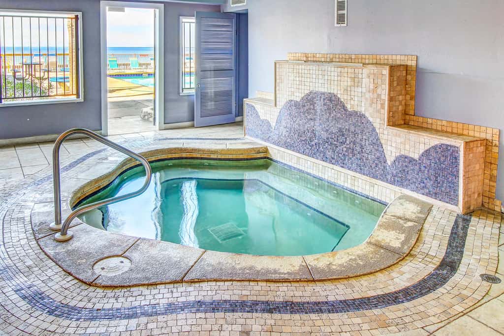 Beachfront Condo, gorgeous views, shared pool, hot tub, and beach access