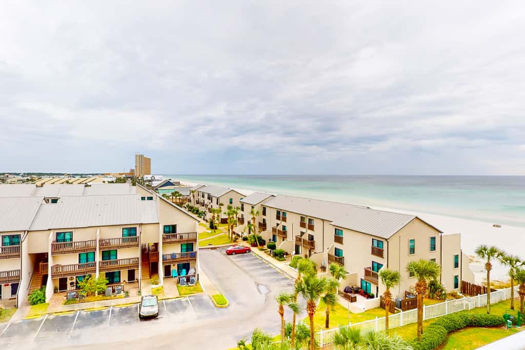 Beachfront Condo, gorgeous views, shared pool, hot tub, and beach access