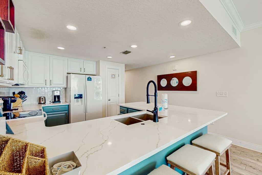 Modern, Gulf-front condo with pool, hot tub & high-speed WiFi