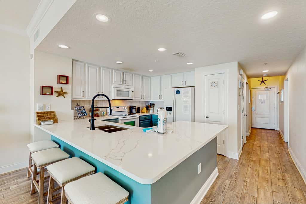 Modern, Gulf-front condo with pool, hot tub & high-speed WiFi