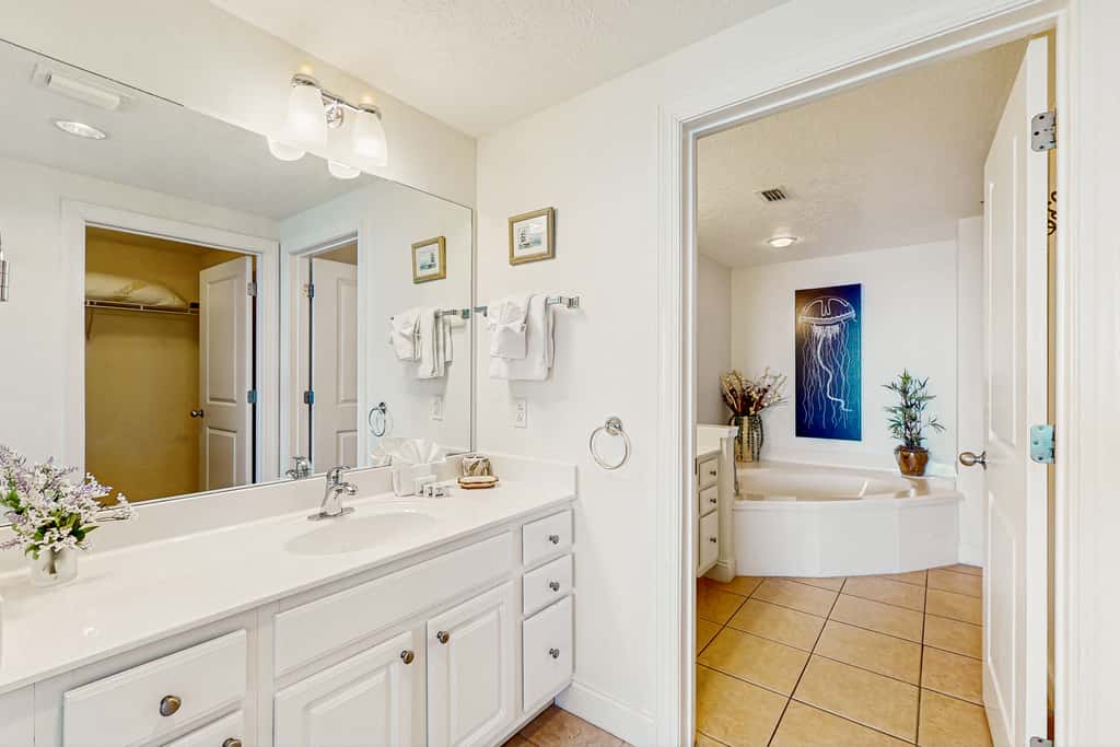 Modern, Gulf-front condo with pool, hot tub & high-speed WiFi