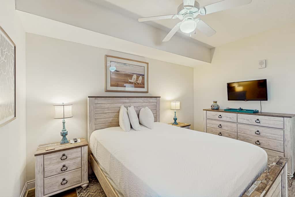 Modern, Gulf-front condo with pool, hot tub & high-speed WiFi