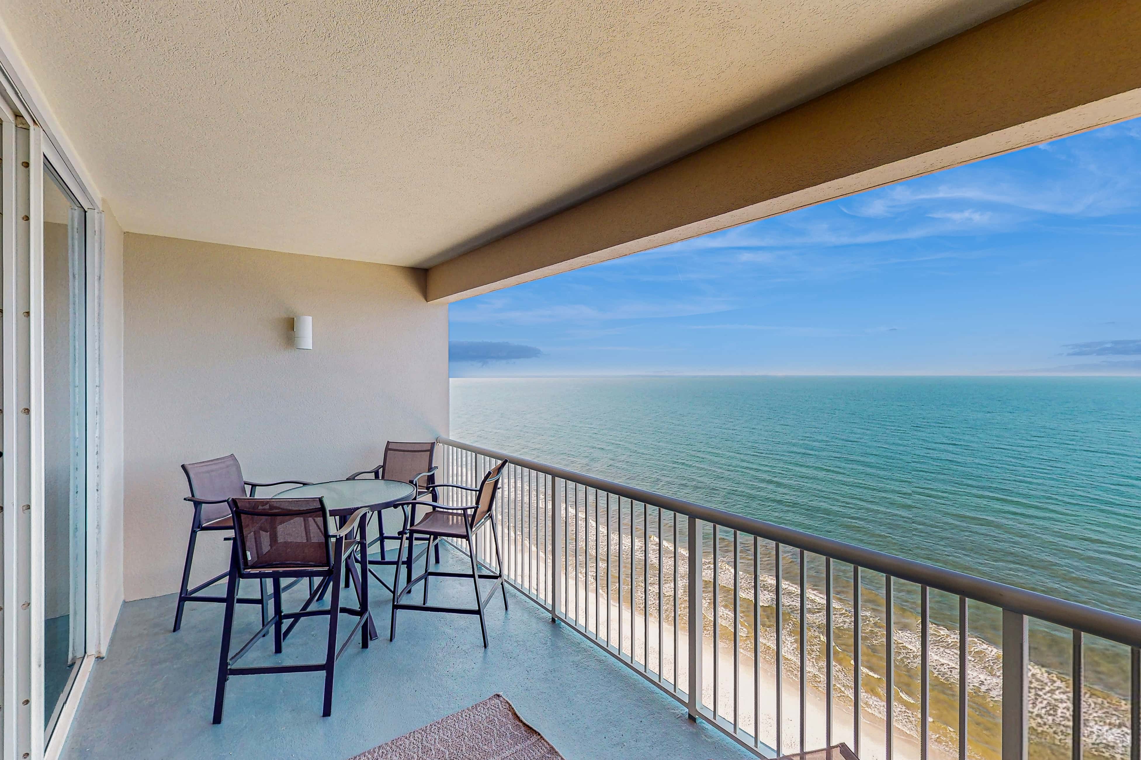 Spacious getaway on the Gulf of Mexico with balcony & beach access