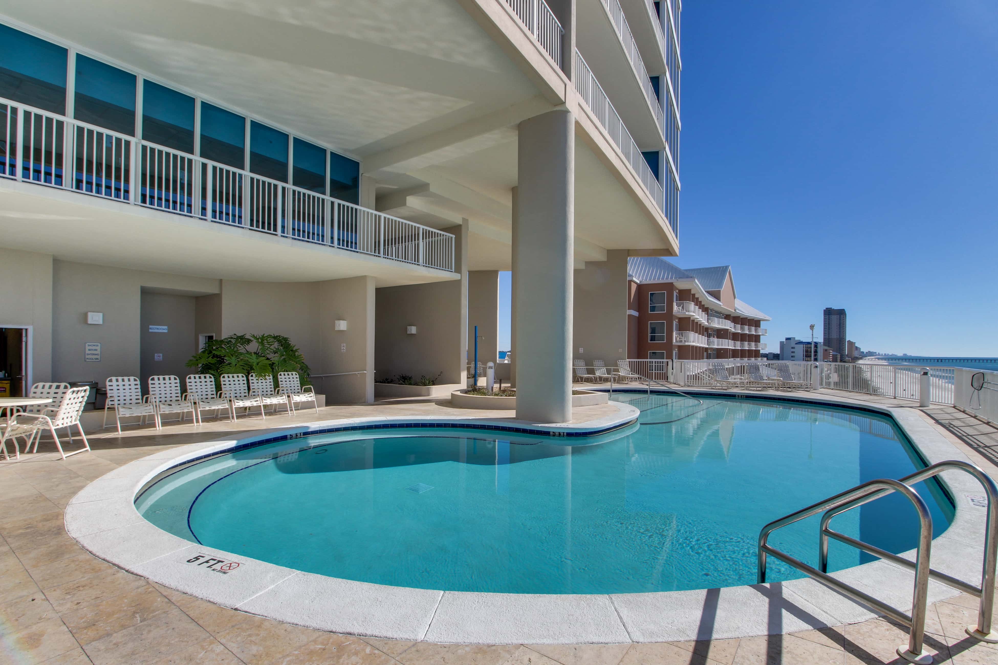 Spacious getaway on the Gulf of Mexico with balcony & beach access