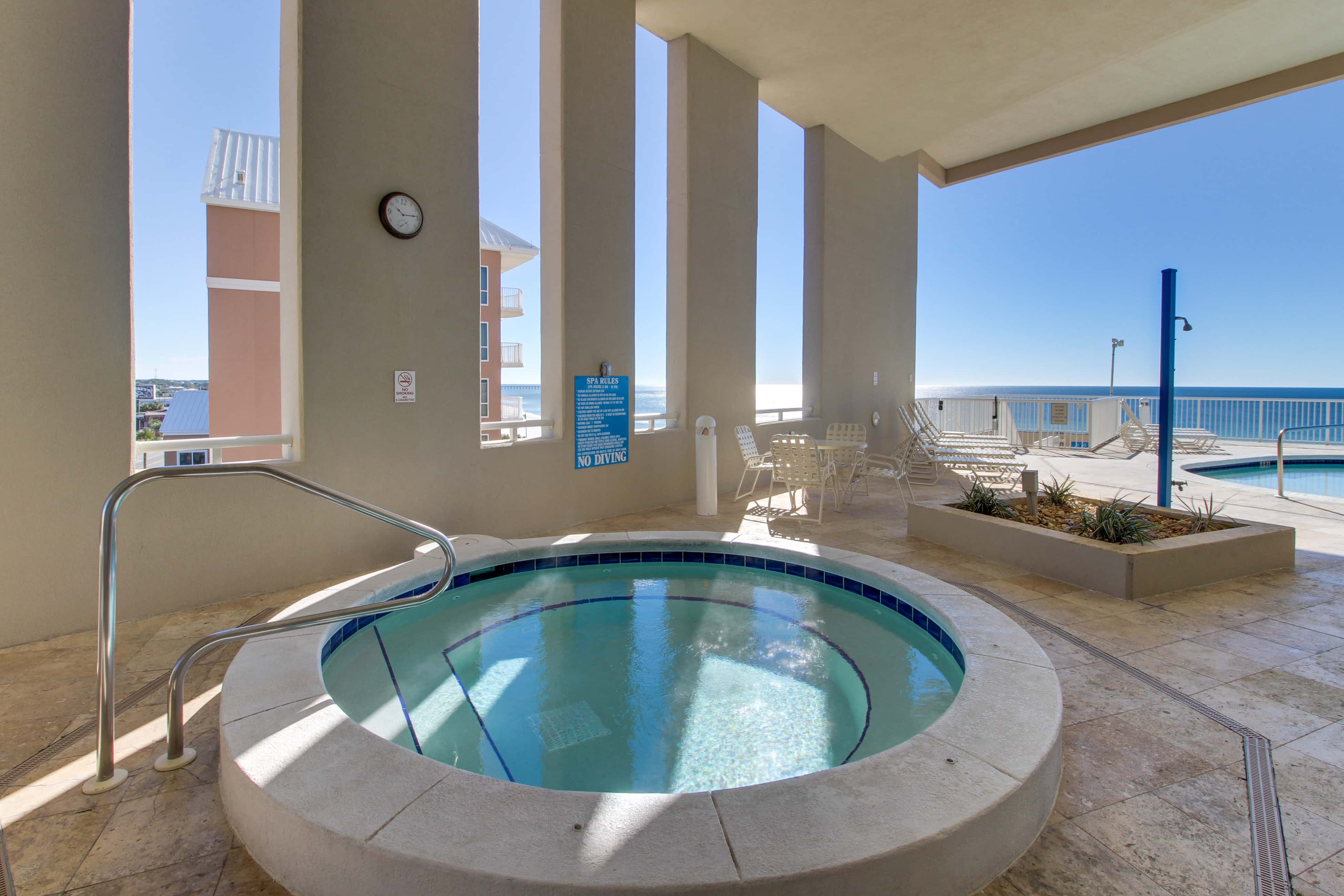 Spacious getaway on the Gulf of Mexico with balcony & beach access