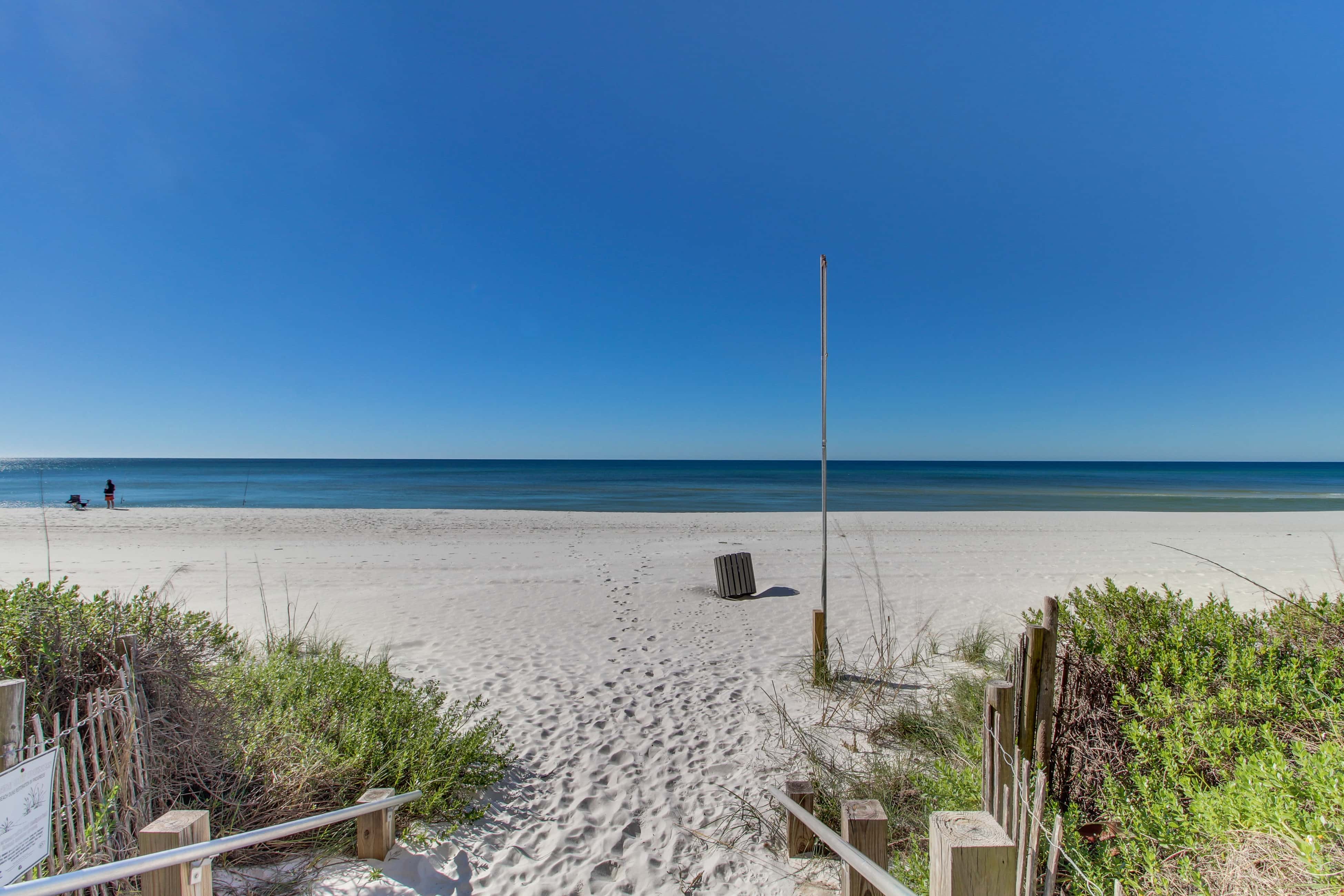 Spacious getaway on the Gulf of Mexico with balcony & beach access