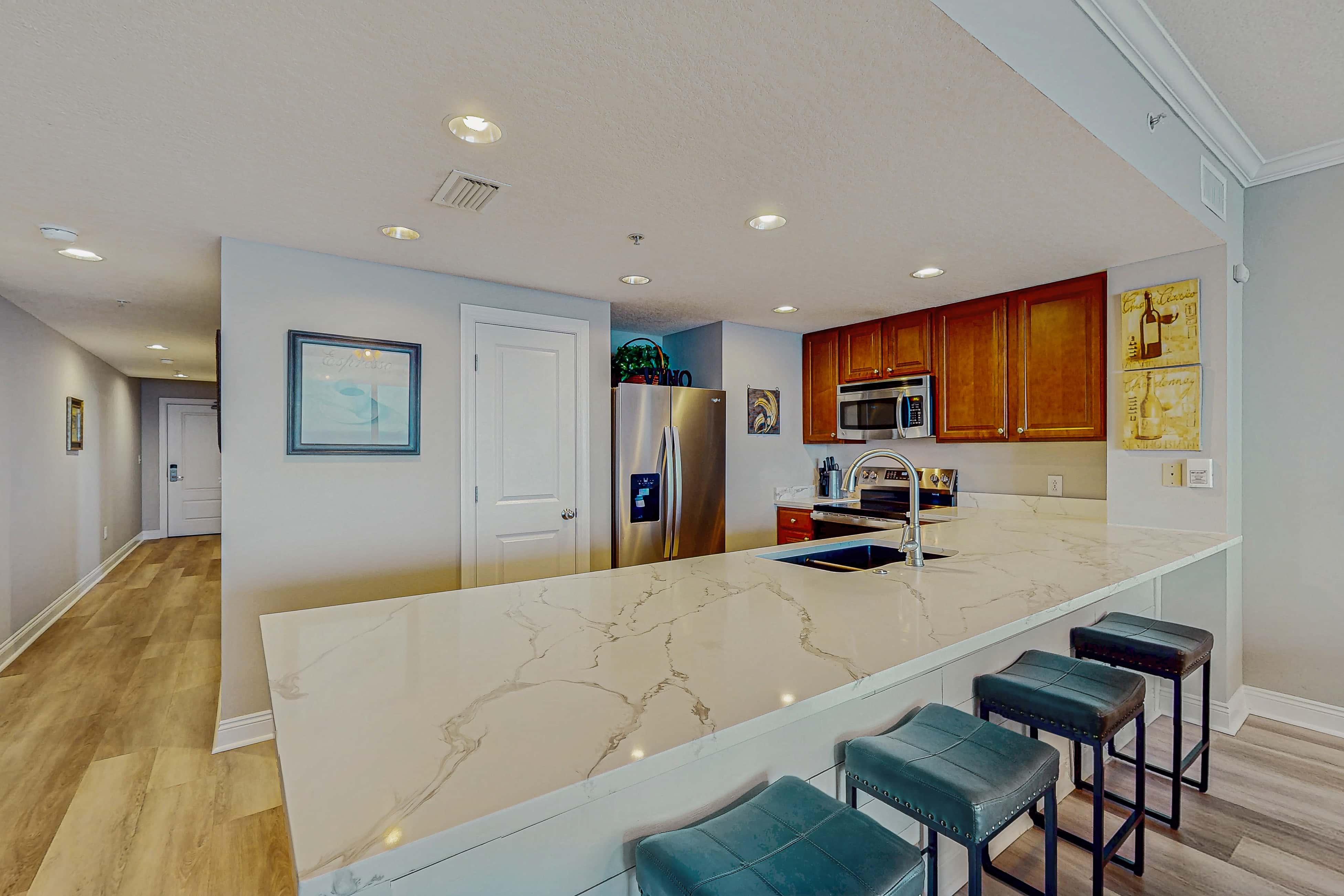 Spacious getaway on the Gulf of Mexico with balcony & beach access