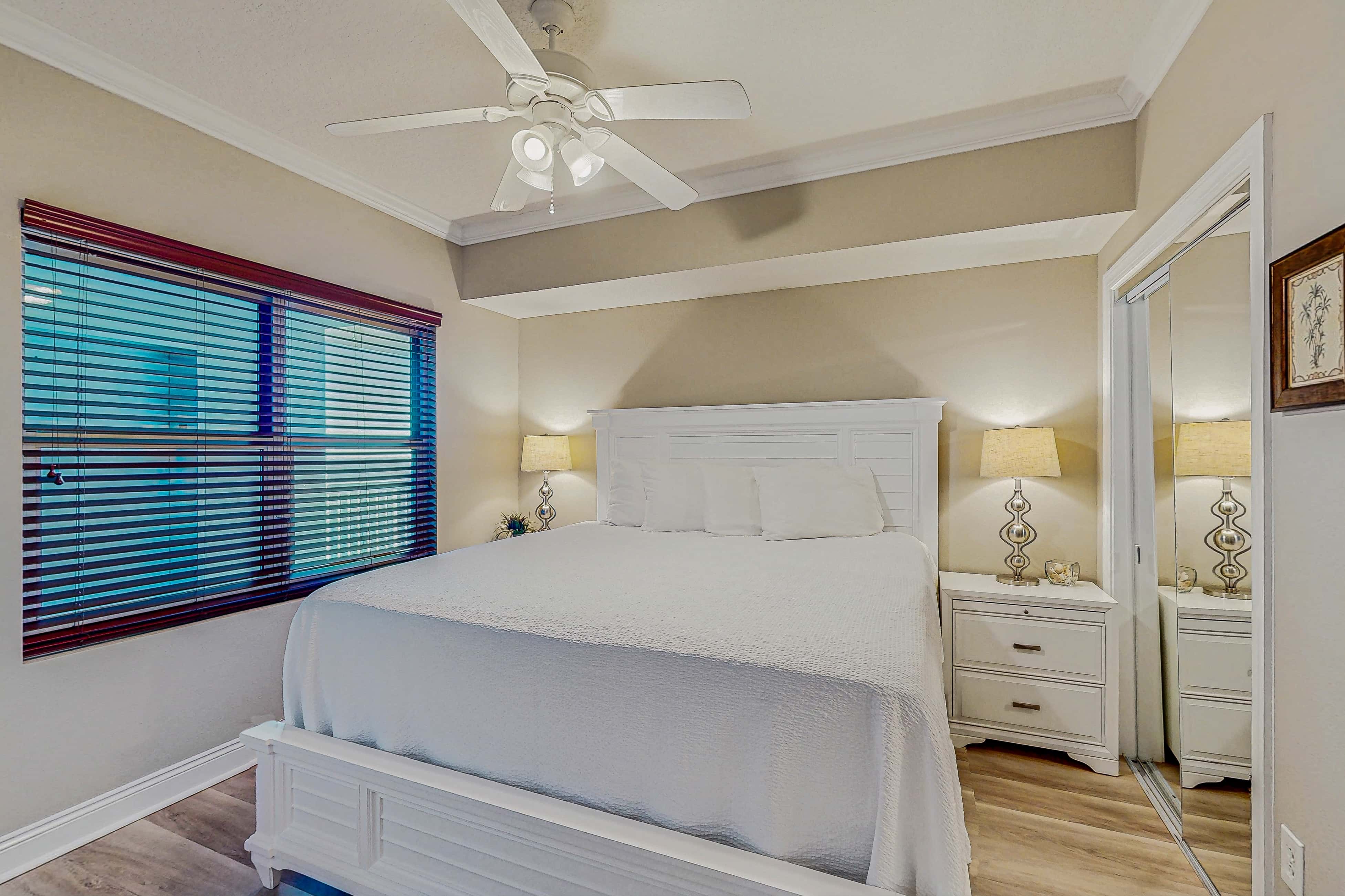 Spacious getaway on the Gulf of Mexico with balcony & beach access