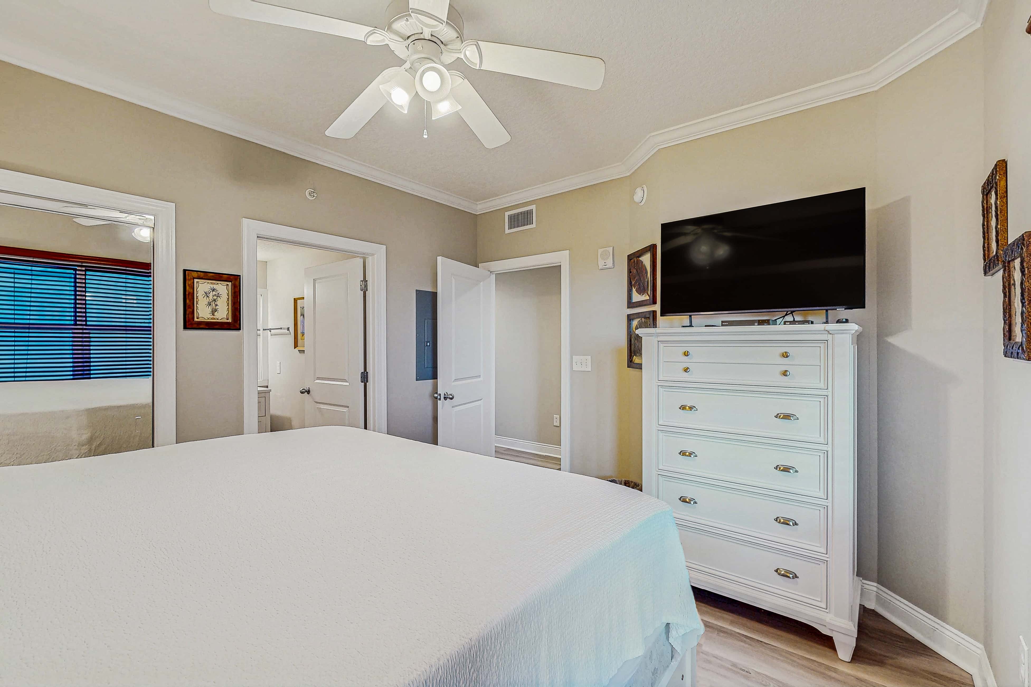 Spacious getaway on the Gulf of Mexico with balcony & beach access