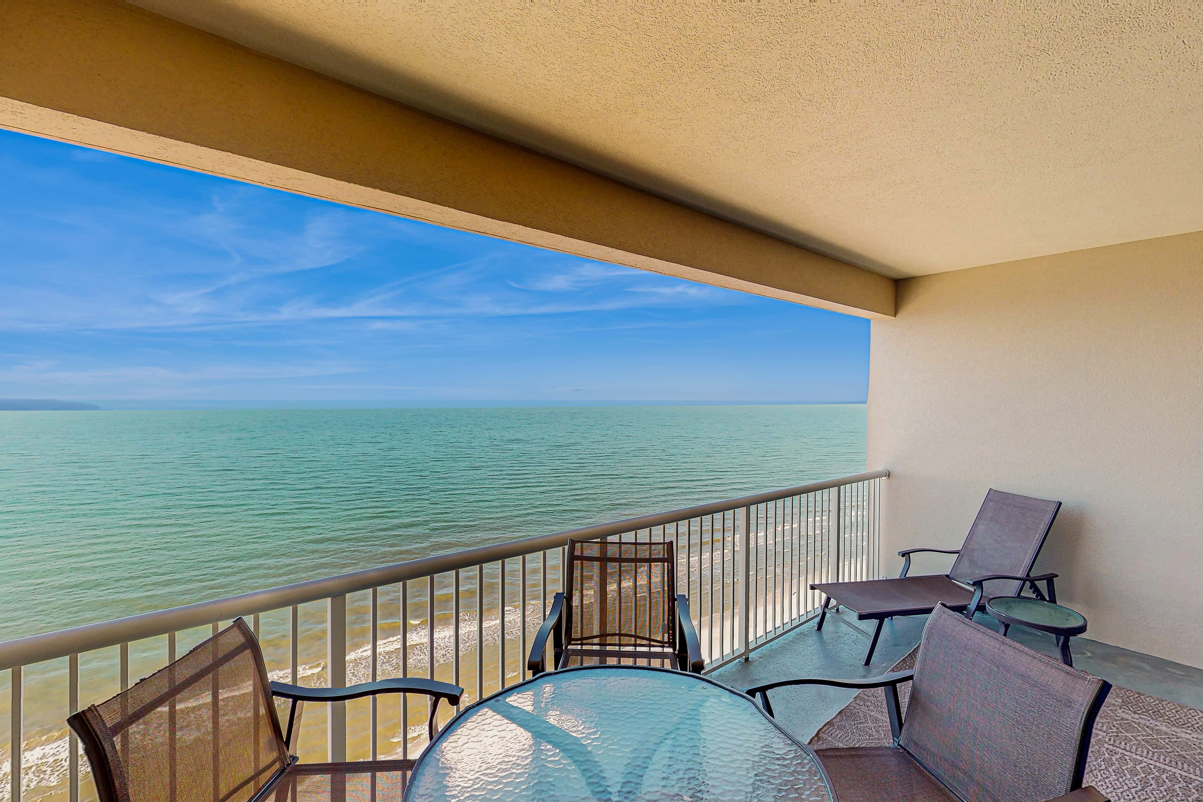 Spacious getaway on the Gulf of Mexico with balcony & beach access