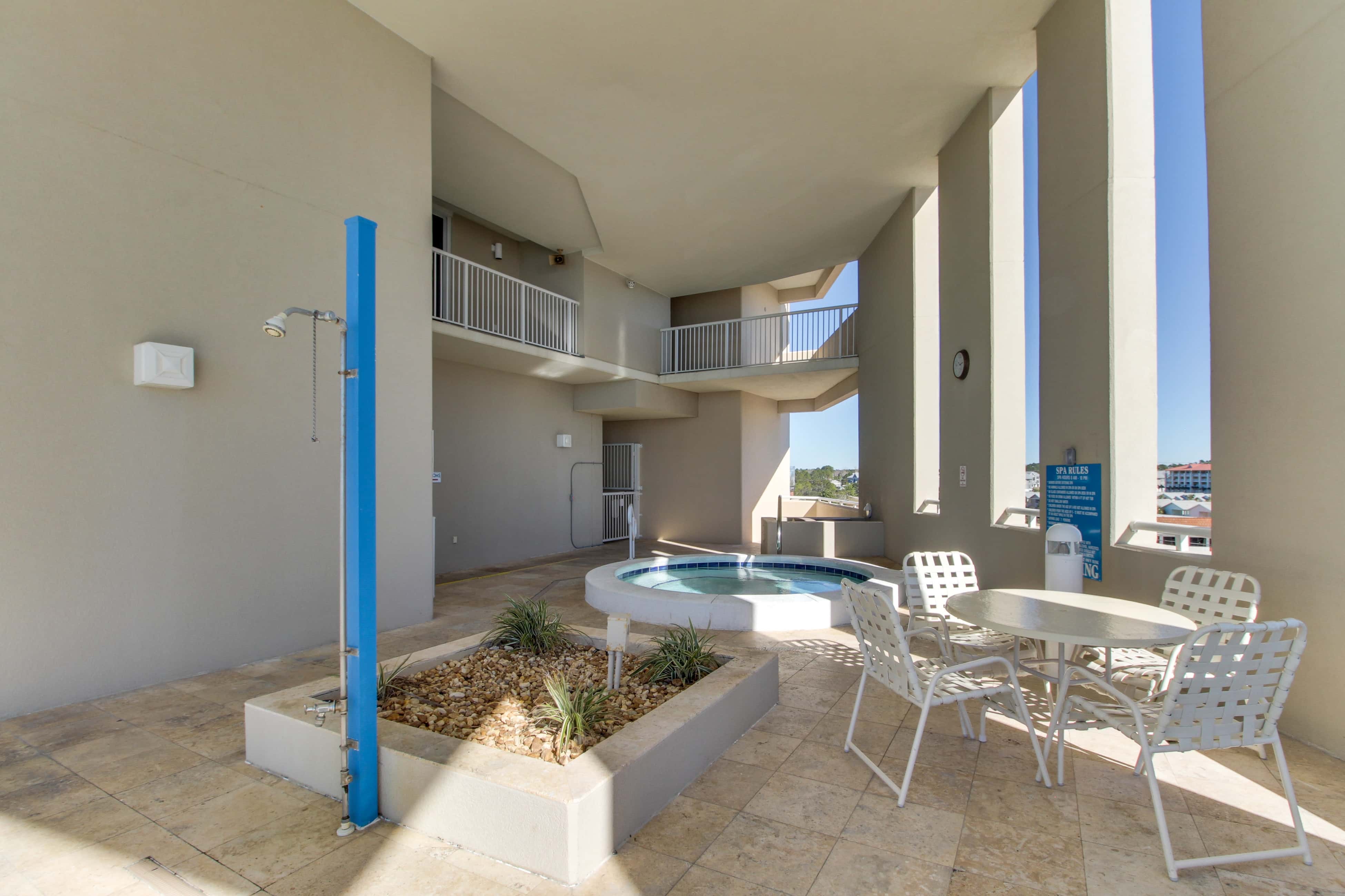 Spacious getaway on the Gulf of Mexico with balcony & beach access