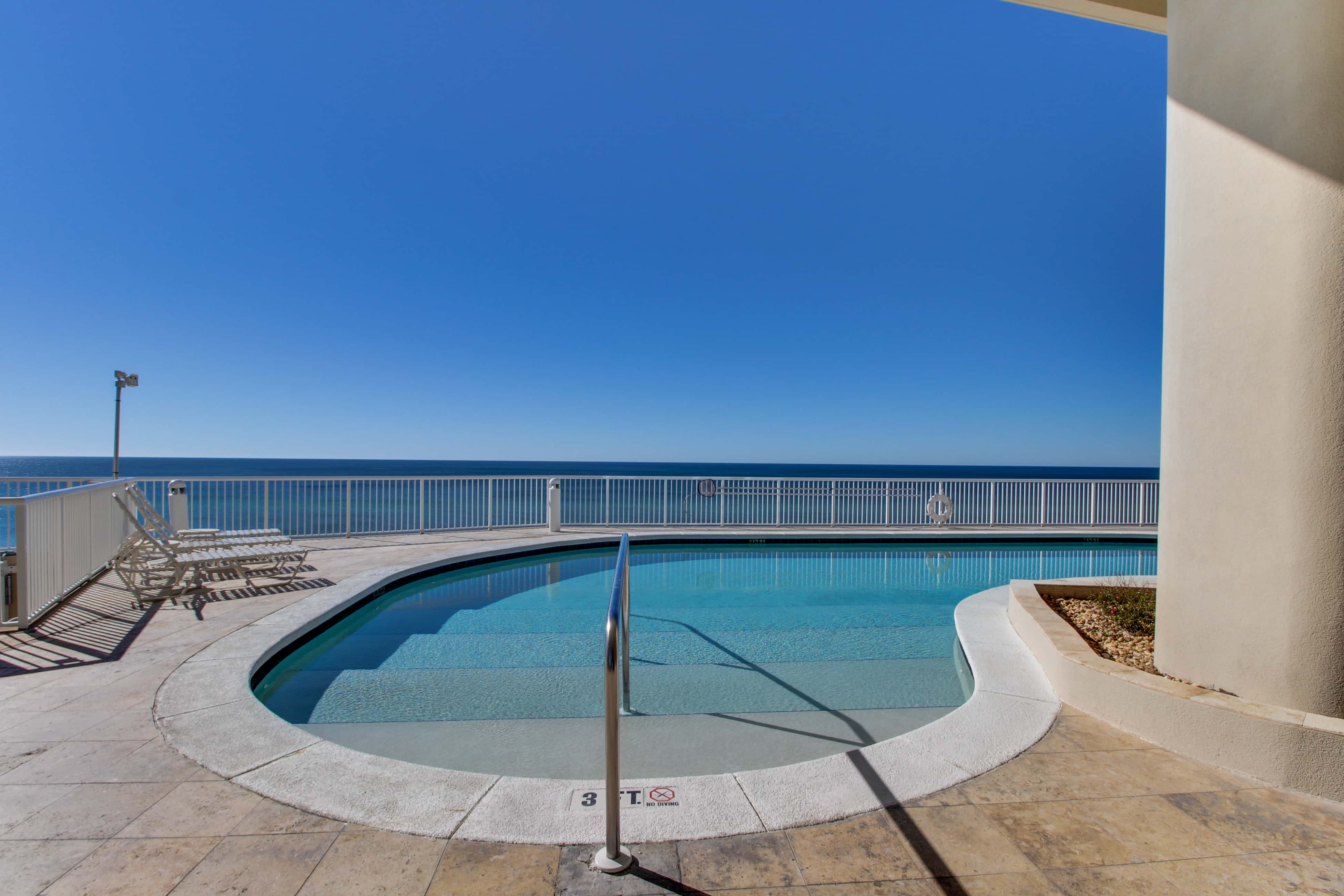 Spacious getaway on the Gulf of Mexico with balcony & beach access