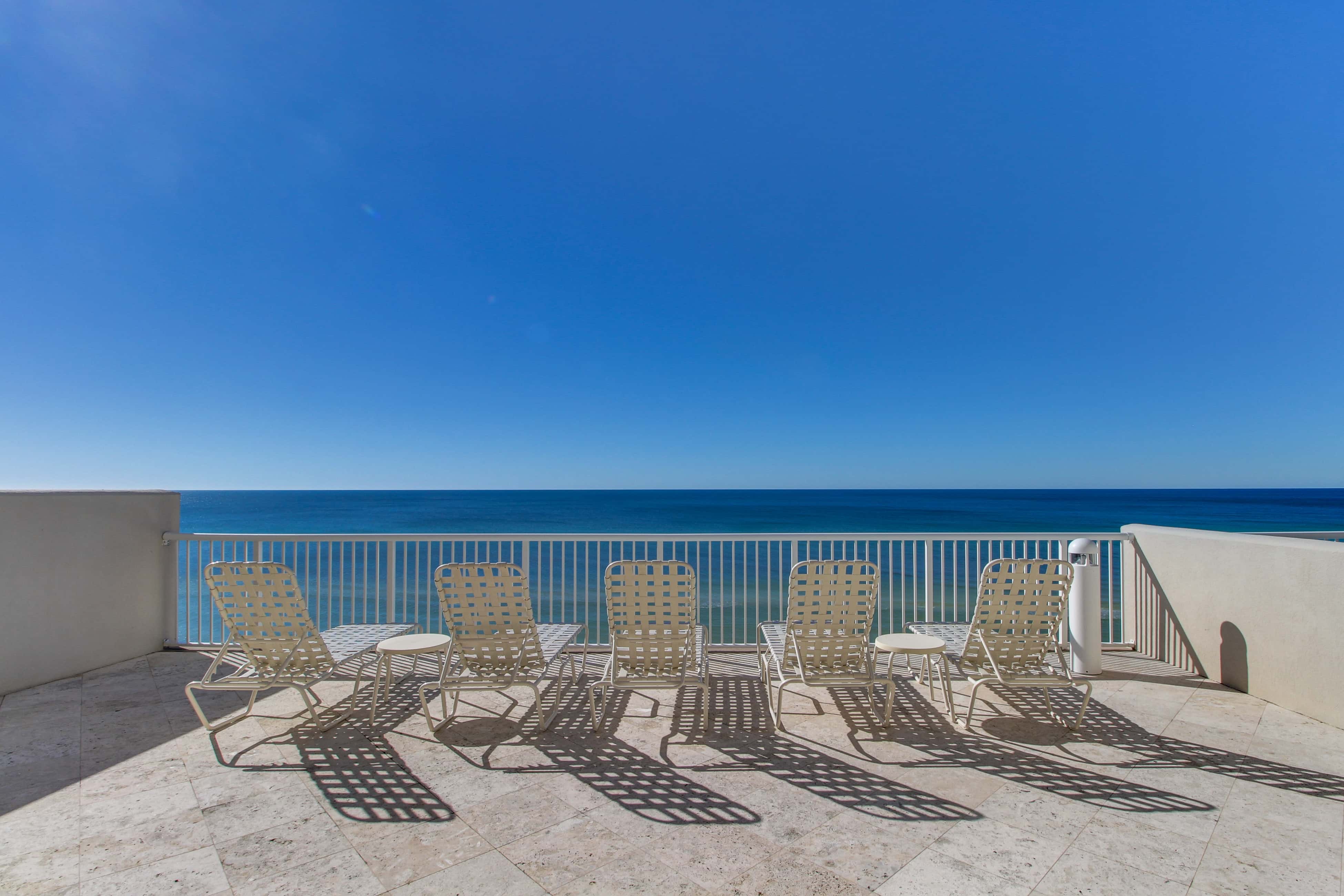 Spacious getaway on the Gulf of Mexico with balcony & beach access