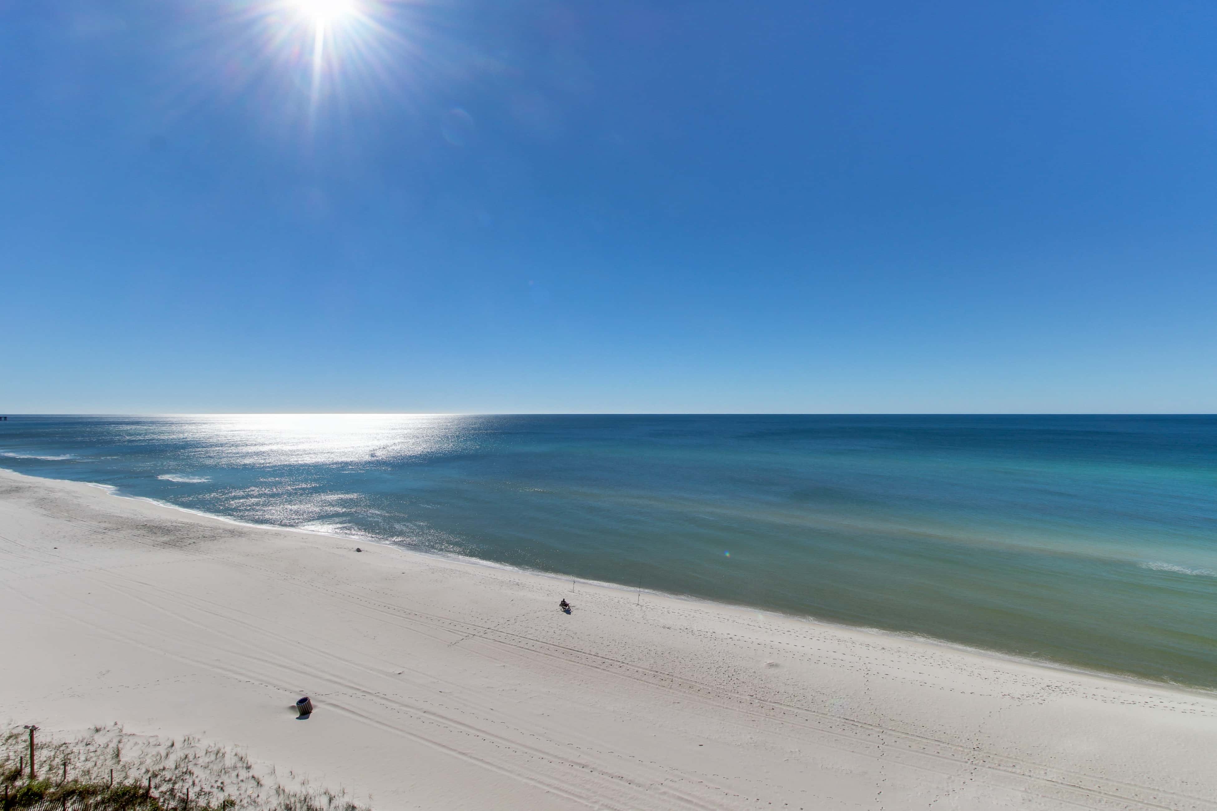 Spacious getaway on the Gulf of Mexico with balcony & beach access