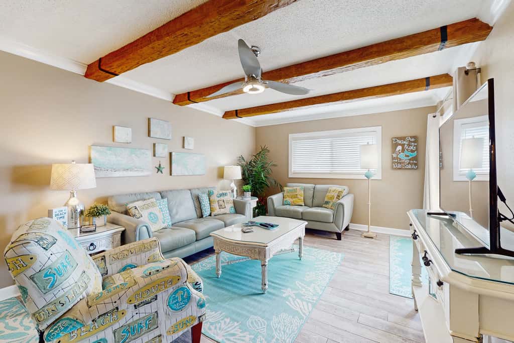 Spacious beachview condo, full kitchen, shared pool & beach access