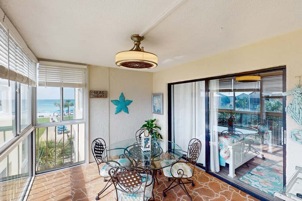 Spacious beachview condo, full kitchen, shared pool & beach access