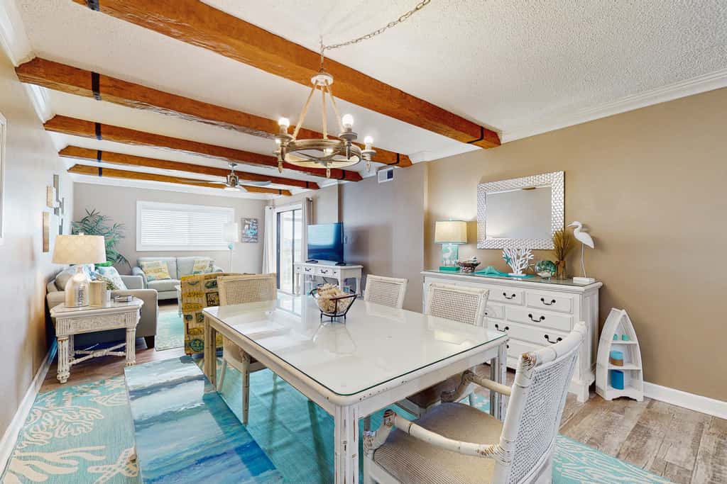 Spacious beachview condo, full kitchen, shared pool & beach access
