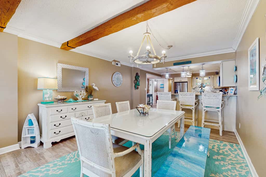 Spacious beachview condo, full kitchen, shared pool & beach access