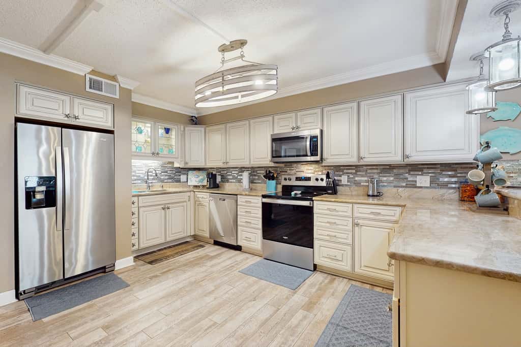 Spacious beachview condo, full kitchen, shared pool & beach access