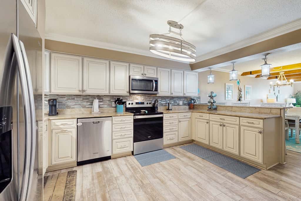 Spacious beachview condo, full kitchen, shared pool & beach access