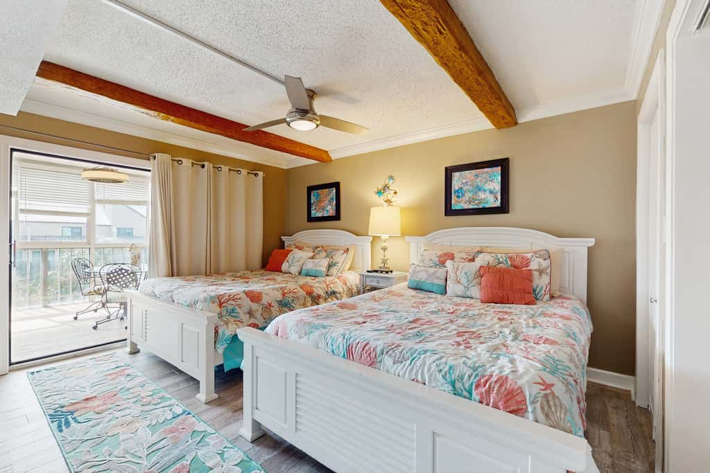 Spacious beachview condo, full kitchen, shared pool & beach access
