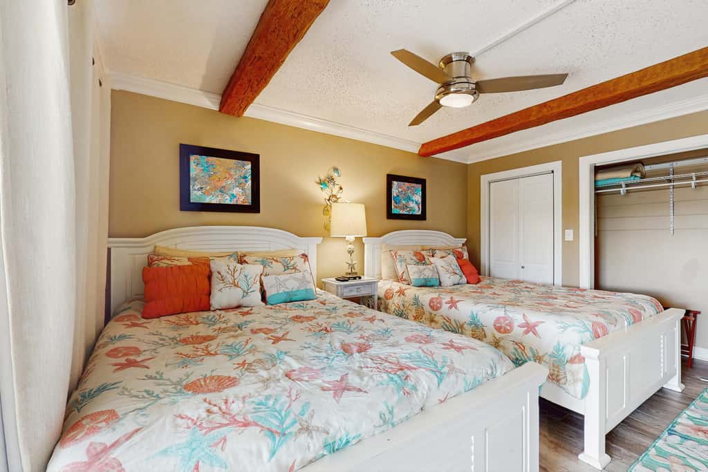 Spacious beachview condo, full kitchen, shared pool & beach access