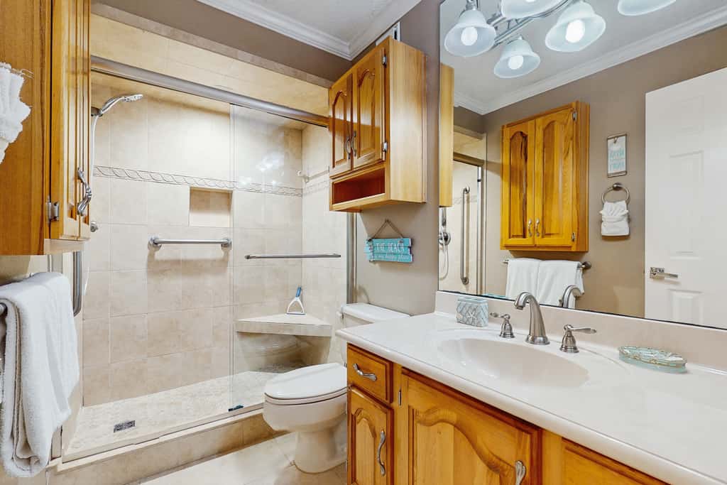 Spacious beachview condo, full kitchen, shared pool & beach access