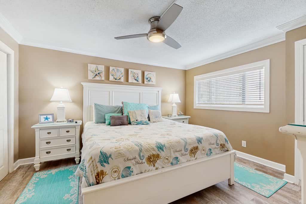 Spacious beachview condo, full kitchen, shared pool & beach access
