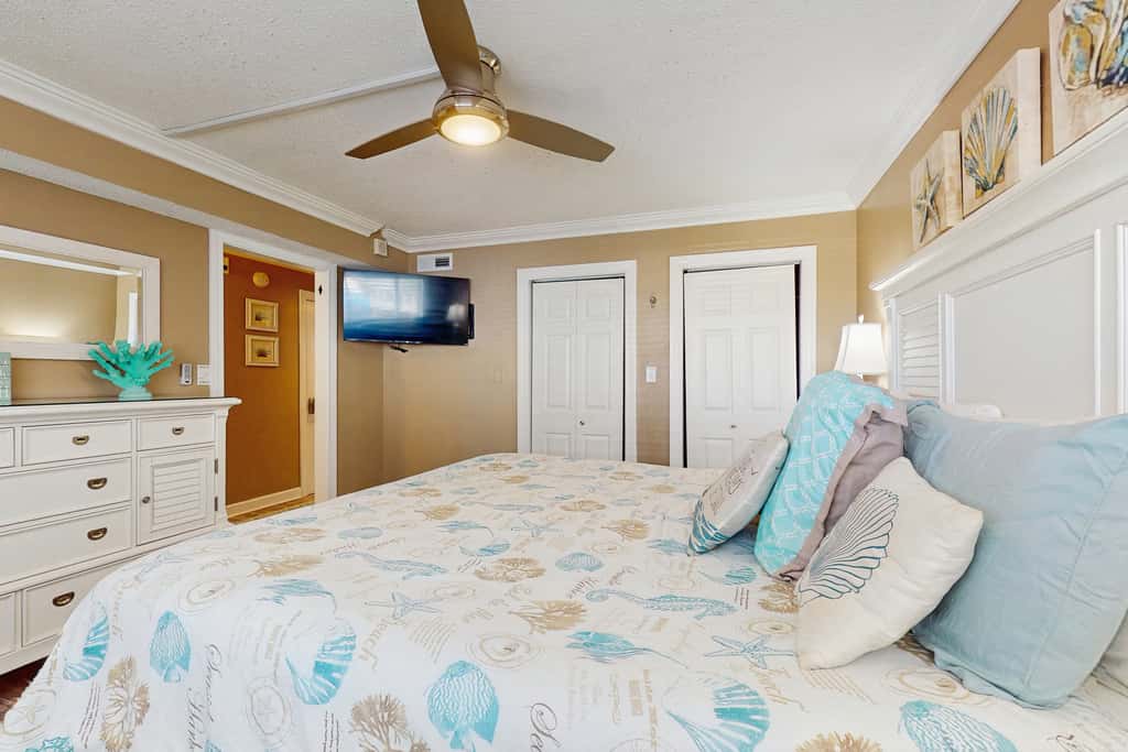 Spacious beachview condo, full kitchen, shared pool & beach access