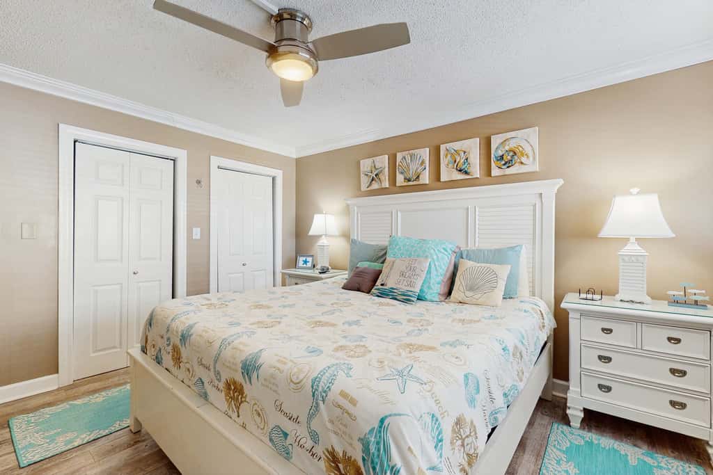 Spacious beachview condo, full kitchen, shared pool & beach access