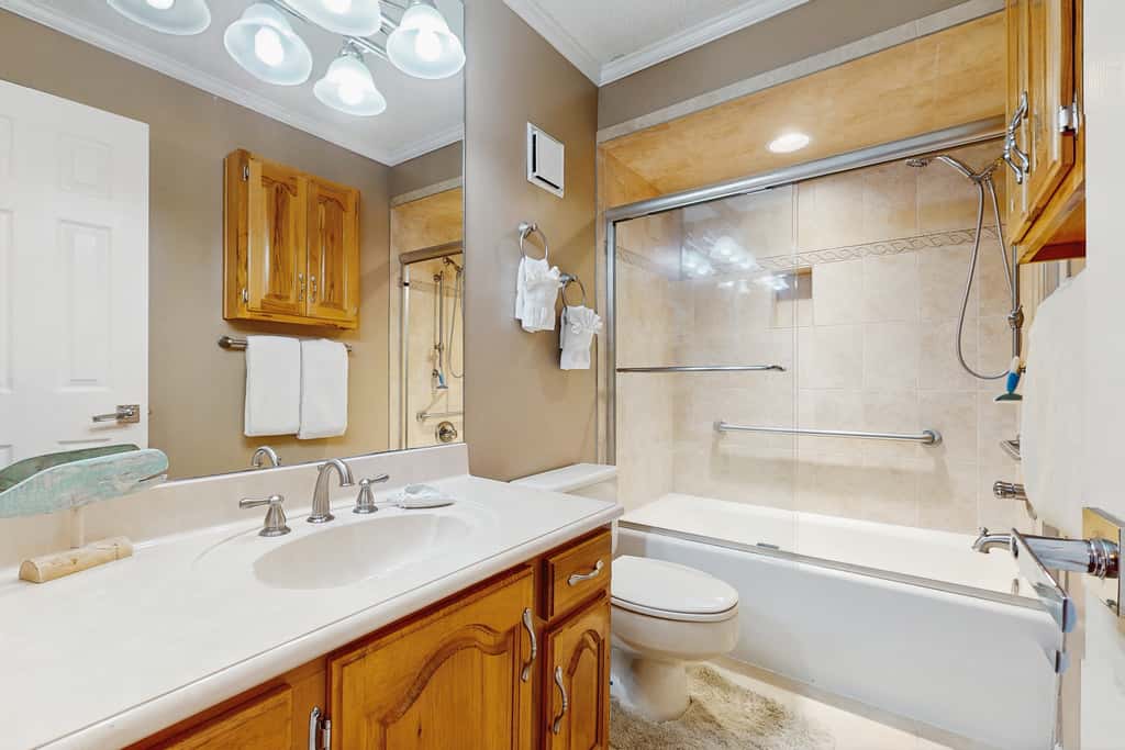Spacious beachview condo, full kitchen, shared pool & beach access