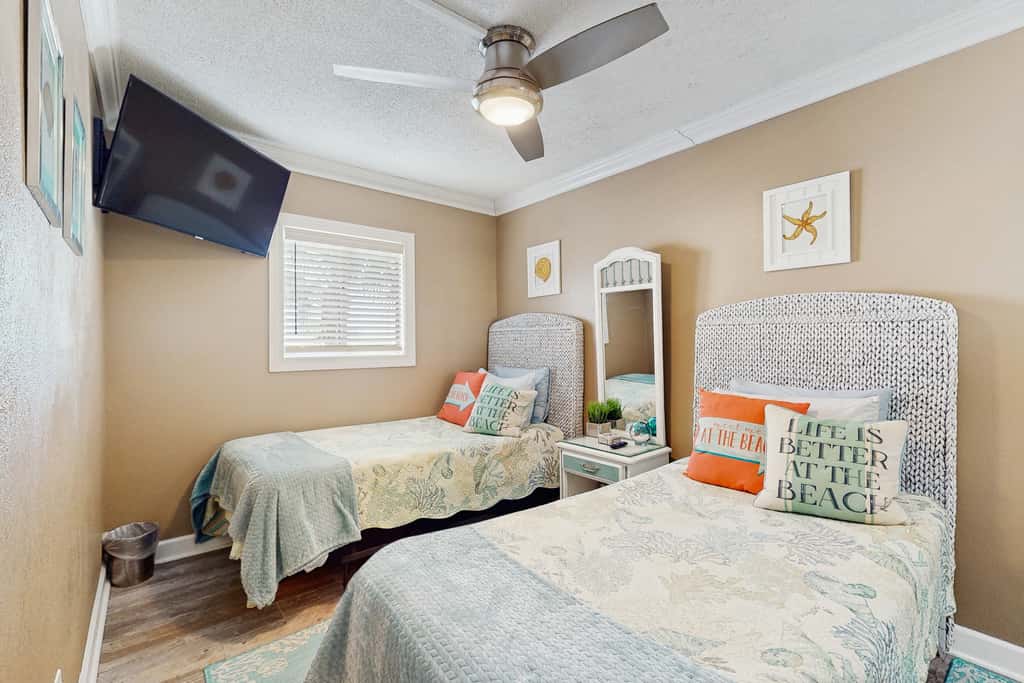 Spacious beachview condo, full kitchen, shared pool & beach access
