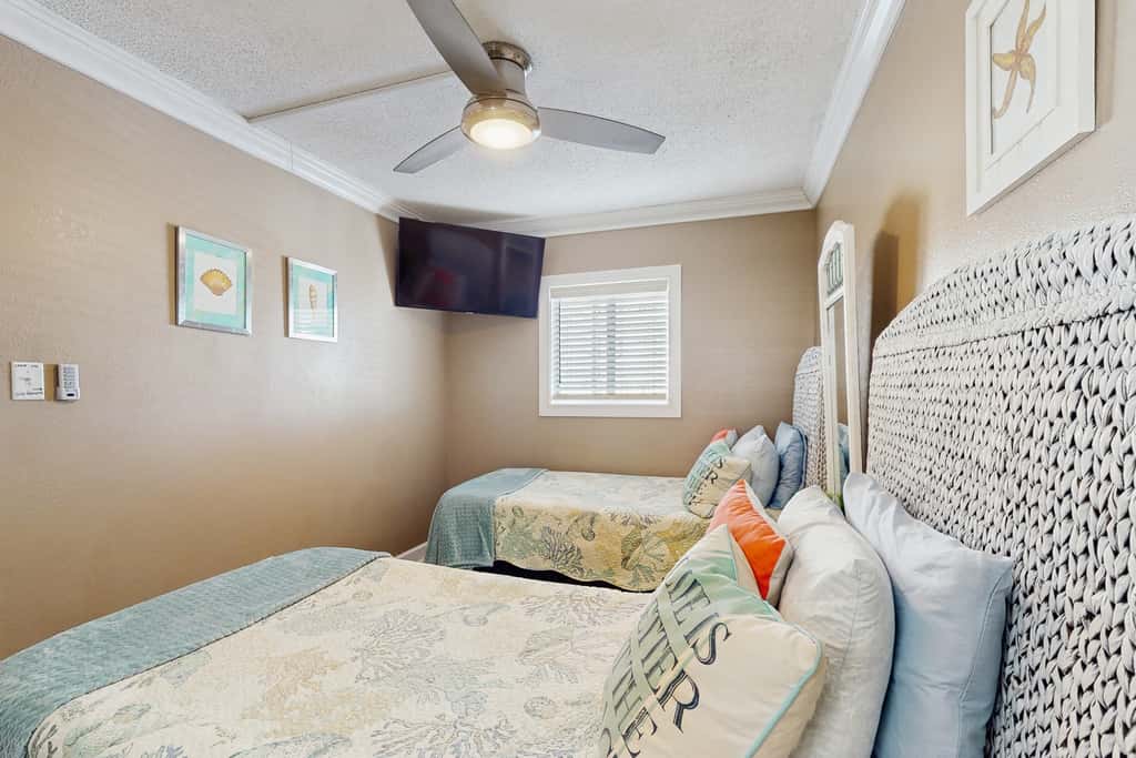 Spacious beachview condo, full kitchen, shared pool & beach access