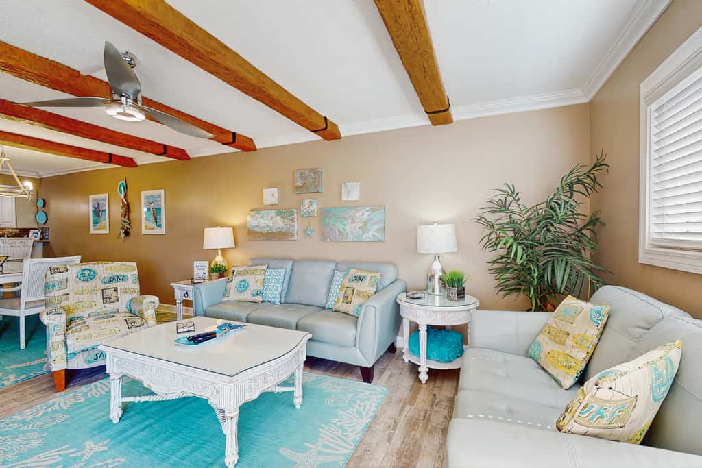 Spacious beachview condo, full kitchen, shared pool & beach access