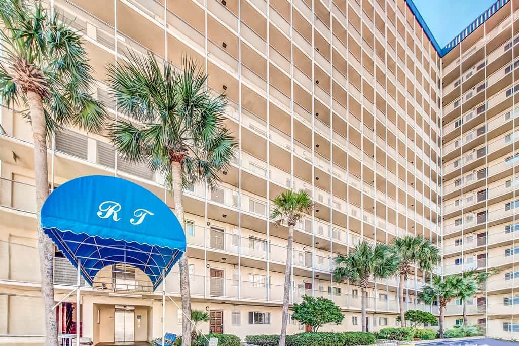 Spacious beachview condo, full kitchen, shared pool & beach access